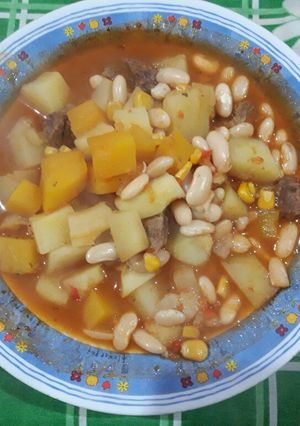 Una foto de Cazuela de Porotos, papa y carne 🍜