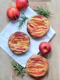 Crostatine con crema frangipane e pesche