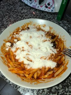 Una foto de Macarrones con sobrasada y curry