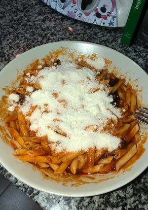 Una foto de Macarrones con sobrasada y curry