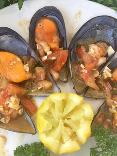 Una foto de Mejillones con picadita de tomate y balsámico
