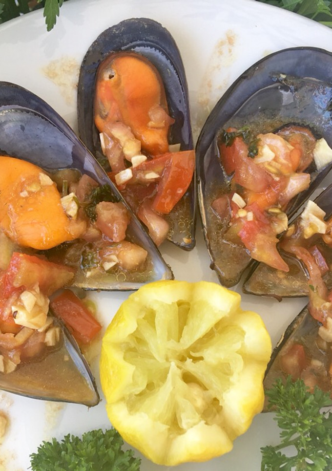 Una foto de Mejillones con picadita de tomate y balsámico