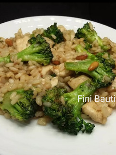 Una foto de Arroz blanco con pollo y brócoli