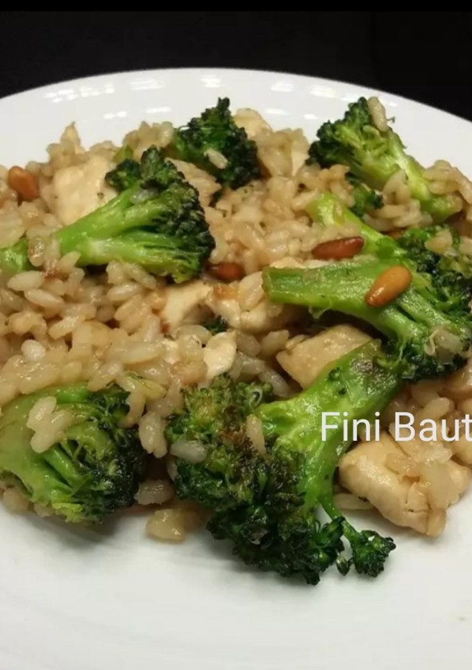 Una foto de Arroz blanco con pollo y brócoli