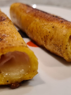 Una foto de Canutillos de jamón York y queso