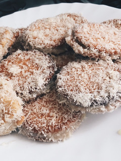 Una foto de Bocaditos de coco y chocolate blanco🥥