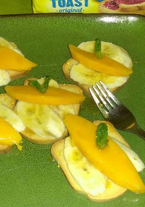 Una foto de Tostadas de pan con fruta y miel