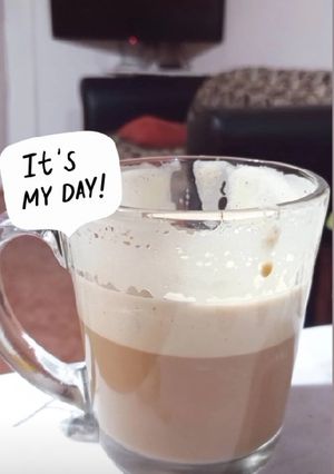 Una foto de Café con canela esponjoso🤗😂☕