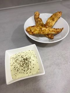 Una foto de Tiras de pollo en airfryer con salsa de yogur griego