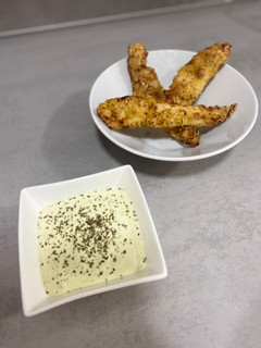 Una foto de Tiras de pollo en airfryer con salsa de yogur griego
