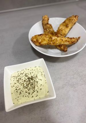 Una foto de Tiras de pollo en airfryer con salsa de yogur griego