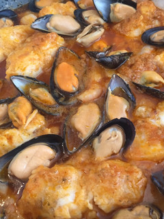 Una foto de Rape a la marinera con mejillones y gambas