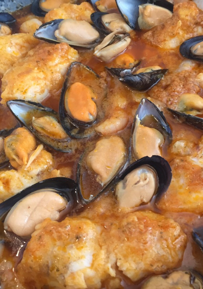 Una foto de Rape a la marinera con mejillones y gambas