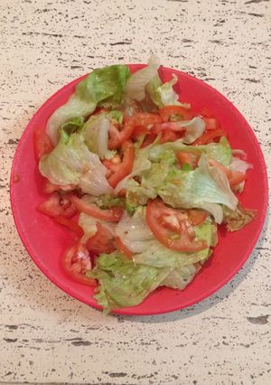 Una foto de Ensalada 🥗 de Lechuga 🥬 con Tomate 🍅