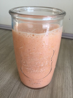 Una foto de Jugo de naranja, plátano y frutillas 🍊🍌🍓