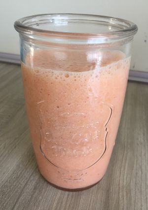 Una foto de Jugo de naranja, plátano y frutillas 🍊🍌🍓