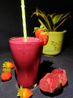 चुकंदर और स्ट्रॉबेरी स्मूदी (Chukandar aur strawberry smoothie recipe in Hindi) रेसिपी मुख्य फोटो