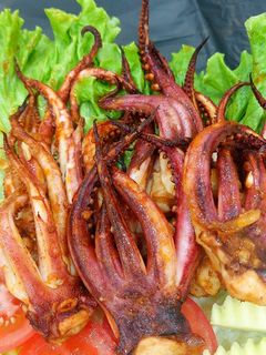 Hình của món Râu mực nướng sa tế.