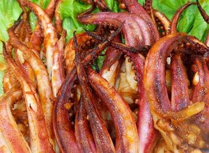 Hình của món Râu mực nướng sa tế.