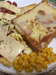 起司熱狗玉米炒蛋配煉乳法式吐司 的食譜成品照片