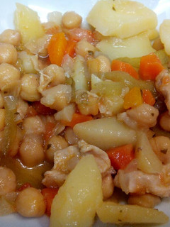 Una foto de Garbanzos con pollo y borraja