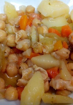 Una foto de Garbanzos con pollo y borraja