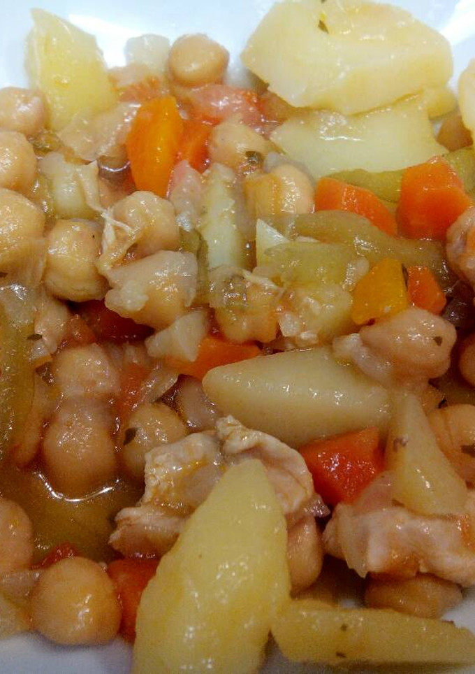 Una foto de Garbanzos con pollo y borraja