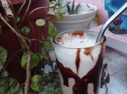 Una foto de helado con leche evaporada