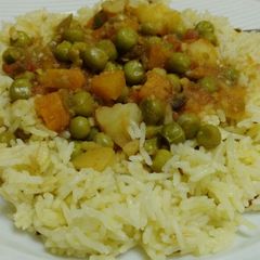 A picture of Turmeric Rice with green peas stew.