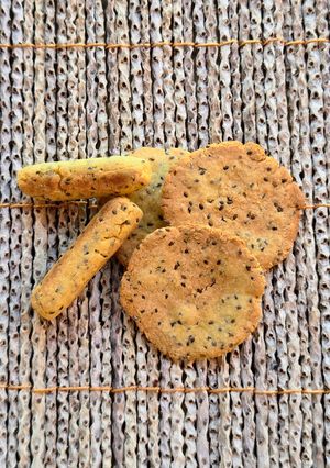 Una foto de Galletitas de harina de garbanzos y chía 🌱crackers y palitos sin gluten, sin balanza ni cortadores
