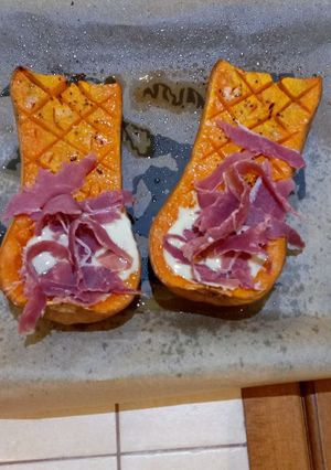 Une photo de Butternut rôtie/ sauce roquefort/ jambon de pays