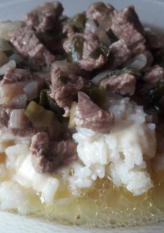 Una foto de Arroz con queso y carne con verdeo