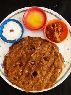 पौष्टिक थालीपीठ (thalipeeth recipe in marathi) रेसिपी चे मुख्य फोटो