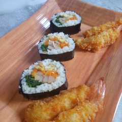 A picture of Kimbab sederhana/Gimbab/Nasi gulung Korea.