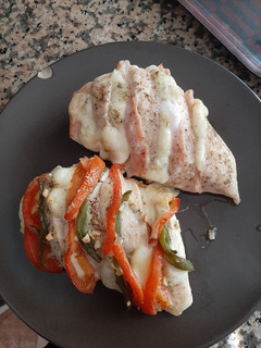 Una foto de Pollo al horno con queso mozzarella