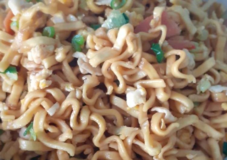 Bagaimana Membuat Mie Goreng Sosis, Menggugah Selera