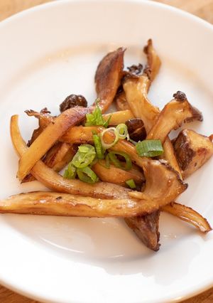 A picture of Stir-fried king oyster mushrooms with butter and soy sauce.