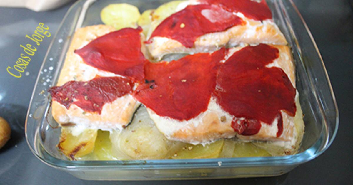 Salmon con cebolla y patatas 222 recetas caseras Cookpad Salmón sobre bisqué de gambas y patatas panaderas con