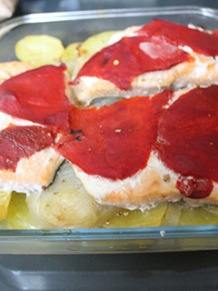 Una foto de Salmón con patatas y cebolla