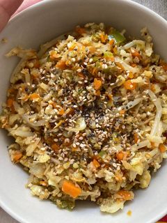 Una foto de Arroz de coliflor con verduras