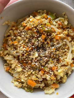 Una foto de Arroz de coliflor con verduras