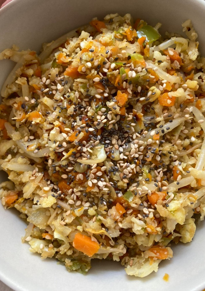 Una foto de Arroz de coliflor con verduras