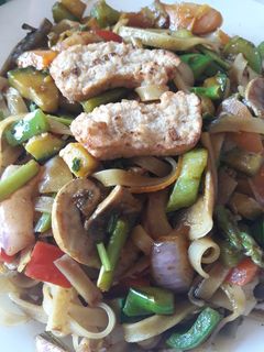 Una foto de Tallarines de arroz chinos a mi estilo (vegetariano)