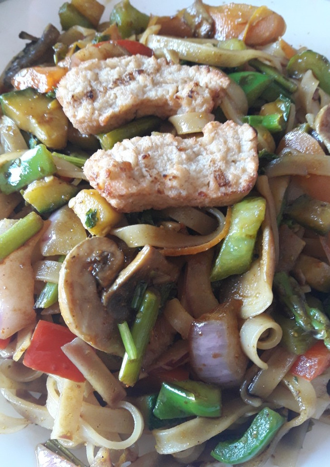 Una foto de Tallarines de arroz chinos a mi estilo (vegetariano)