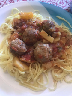 Una foto de Albóndigas con fideo a la manteca
