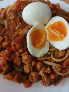Una foto de Pasta con soja texturizada y huevo