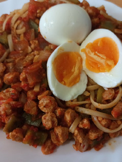 Una foto de Pasta con soja texturizada y huevo