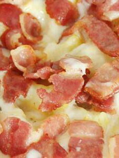 Una foto de Patatas con jamon bacon y queso