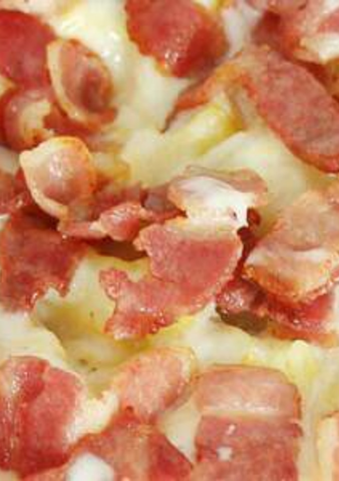 Una foto de Patatas con jamon bacon y queso