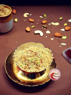 केशर बदाम मिल्क मसाला पावडर (milk masala powder recipe in marathi) रेसिपी चे मुख्य फोटो